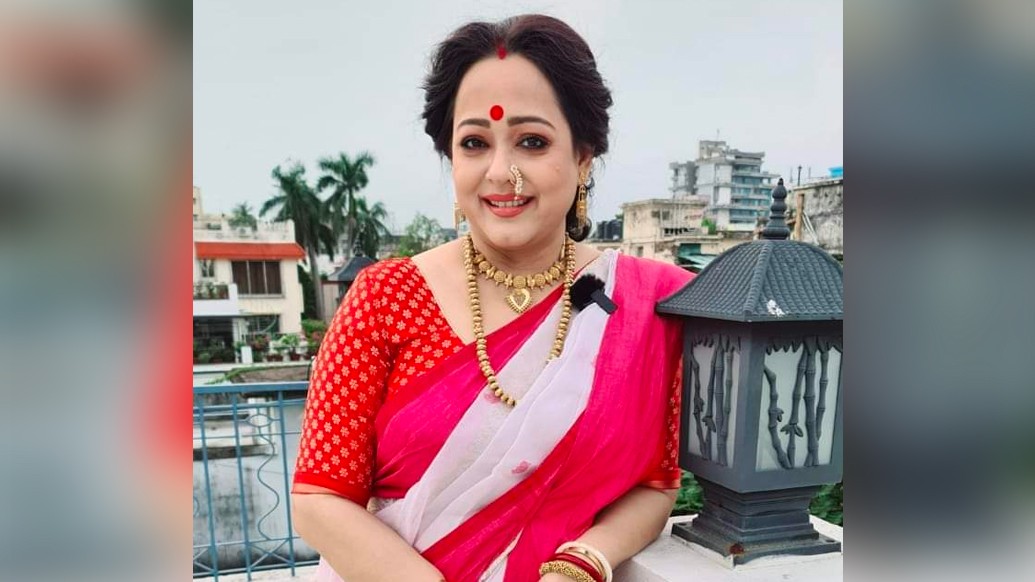 লক্ষ্মী ঠাকুর বললেই ঠিক যে ছবিটা মনে পড়ে, তাতে অনেকটাই মানিয়ে যান টেলিপর্দার জনপ্রিয় মুখ অপরাজিতা আঢ্য। একঢাল কোঁকড়ানো চুলে, ফর্সা রঙে, এক গা গয়নায়, লালপেড়ে গরদে, একমাথা সিঁদুর আর টিপে এবং রাজেন্দ্রাণীর মতো হাসিতে তাঁকে যেন সত্যিই স্বয়ং মা লক্ষ্মী বলে ভুল হয়ে যায় মাঝে মাঝে!