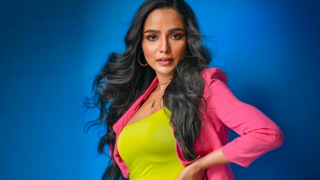 কিন্তু জ্যান্ত লক্ষ্মীঠাকুর হতে গেলে কি টুকটুকে ফর্সা রংই চাই? কে বলেছে? ‘ঘরে বাইরে আজ’-এ একমাথা কোঁকড়া চুলে, কালো রঙে নজর কেড়েও তো বড়পর্দায় দিব্যি লক্ষ্মীমন্ত হয়ে উঠেছেন শ্যামাঙ্গী তুহিনা দাস। তার বেলা?