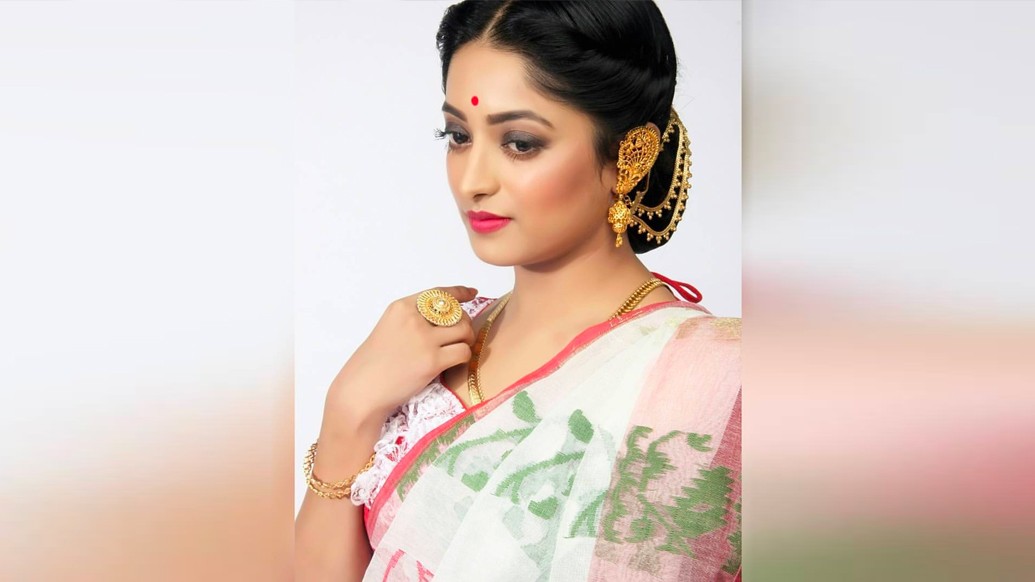 মায়া মায়া মুখ, আটপৌরে শাড়ি, এলো খোঁপা আর টিপ- পর্দায় যেন জ্যান্ত লক্ষ্মীঠাকুর হয়ে ওঠেন ইশা সাহা। তাঁর গায়ের রং-ও তো চাপাই। তবু ‘প্রজাপতি বিস্কুট’-এর শাওন হোক বা ‘সোয়েটার’-এর টুকু- তাঁর দীঘল চোখের প্রেমে পড়েনি, এমন কি কেউ আছে?