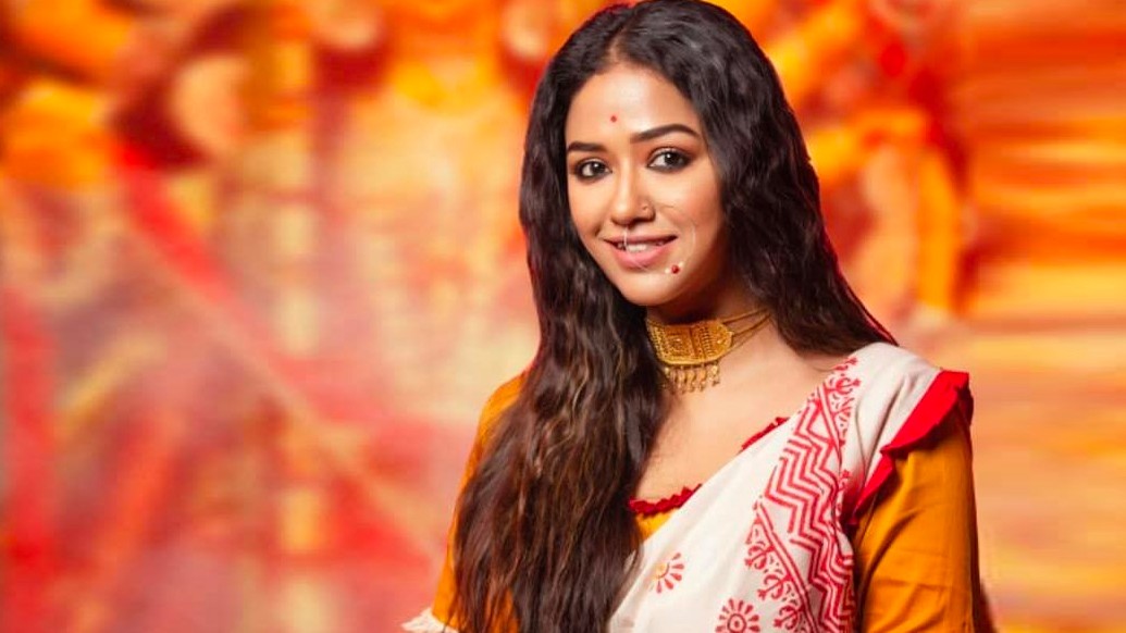 বড়পর্দার ‘ফড়িং’ থেকে টেলিপর্দায় ‘ভূমিকন্যা’ কিংবা ইদানীং ওটিটি প্ল্যাটফর্মে ব্যোমকেশের স্ত্রী সত্যবতী- সোহিনী সরকারের অভিনয়ে মুগ্ধ দর্শক। আটপৌরে শাড়ি থেকে শার্ট-ট্রাউজার সবেতেই স্বচ্ছন্দ কন্যের সৌন্দর্যও কেমন যেন ছকভাঙা, আলো-আলো। রূপের ঝলকানি নেই তাতে, বরং মায়ামাখা এক দ্যুতি আছে। মা লক্ষ্মীর মতোই।