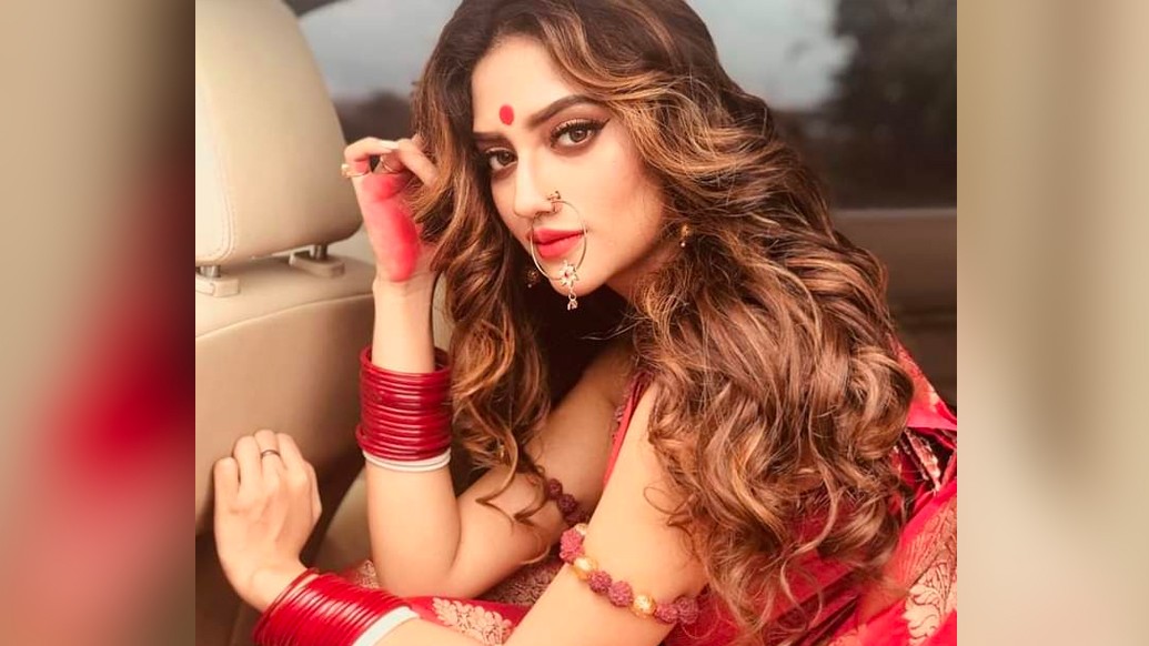 ‘বলো দুগগা মাঈকি’-র উমাকে মনে পড়ে? কিংবা ‘অসুর’-এর অদিতি? খানিক কোঁচকানো, একঢাল খোলা চুল, শাড়িতে-টিপে মিষ্টি মুখের সেই মেয়ে বাস্তবের অভিনেত্রী সাংসদ নুসরত জাহান। রুপোলি পর্দা থেকে রাজনীতির আঙিনায় অথবা সোশ্যাল মিডিয়ায় যাঁর অবাধ যাতায়াত।