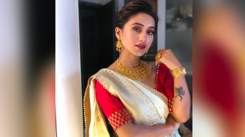 ‘গানের ওপারে’র পুপে। আজকের হেভিওয়েট তারকা, সাংসদ মিমি চক্রবর্তী তখন এক্কেবারে পাশের বাড়ির গান জানা, ছোট্ট টিপ, শাড়ি, মিষ্টি হাসির মেয়ে। নির্ভেজাল লক্ষ্মী মেয়ে যাকে বলে। ছোটপর্দা থেকে বড় পর্দা, অনায়াসে পেরিয়ে এসেছেন অনেকটা পথ। সমৃদ্ধি বেড়েছে, জনপ্রিয়তা তো বটেই।