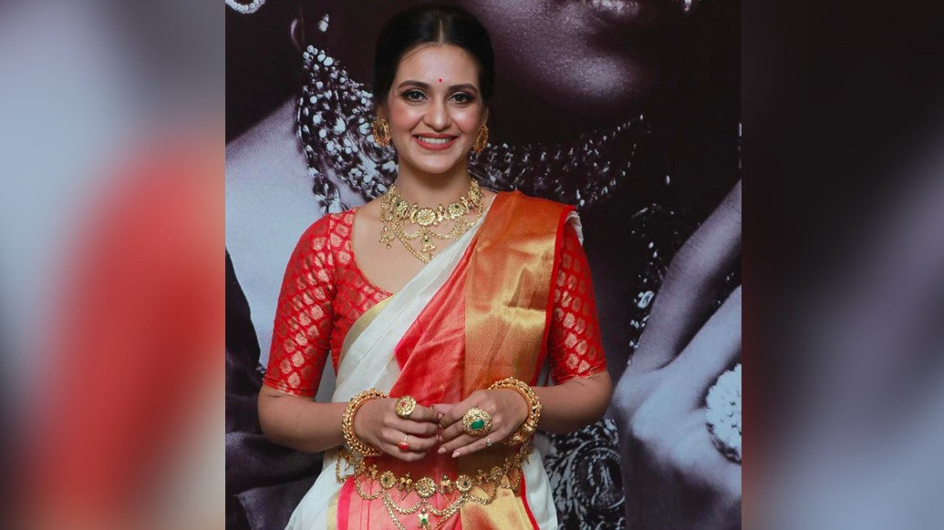 নিটোল একটা মুখ, মায়াময় চোখ আর সরলতা ভরা হাসি- প্রিয়াঙ্কা সরকারের চেহারাতেই যেন মা লক্ষ্মীর ছাপ। একের পর এক ছবিতে তার চরিত্রগুলোতেও যেন আলাদা একটা আলো ছড়িয়ে দেয় সেই ঘরোয়া স্নিগ্ধতা।