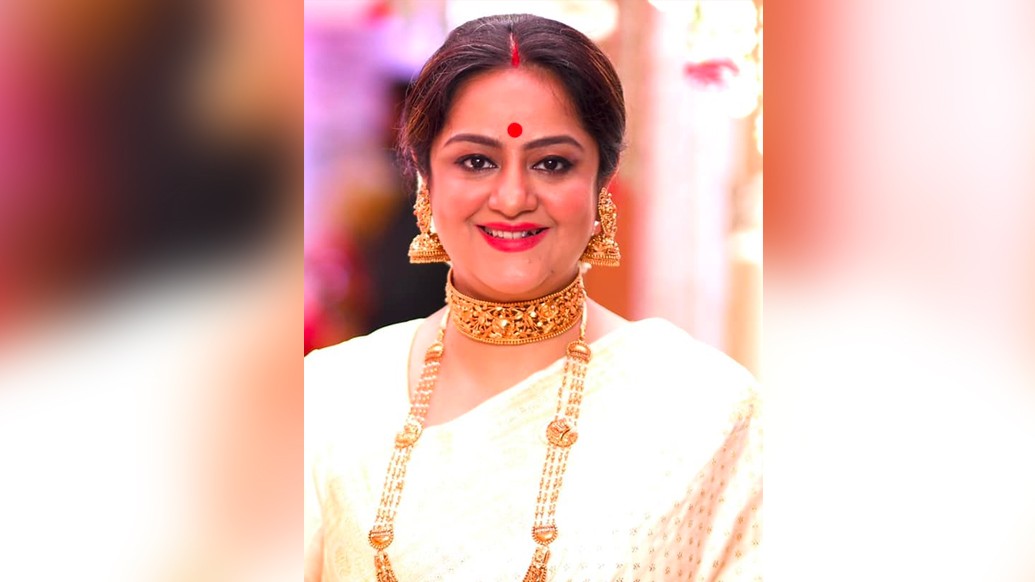 অন্নের দেবী। লক্ষ্মীর বসত যে গৃহস্থের রান্নাঘরেই। টেলিপর্দার লক্ষ্মীমন্ত সঞ্চালিকা সুদীপা চট্টোপাধ্যায় কেনই বা তার ব্যতিক্রম হতে যাবেন? তাঁর ‘রান্নাঘর’-এ সুদীপার লালপেড়ে শাড়ি, গা-ভরা গয়না আর হাতের রান্নার জাদুতেই মাত দর্শককুল।