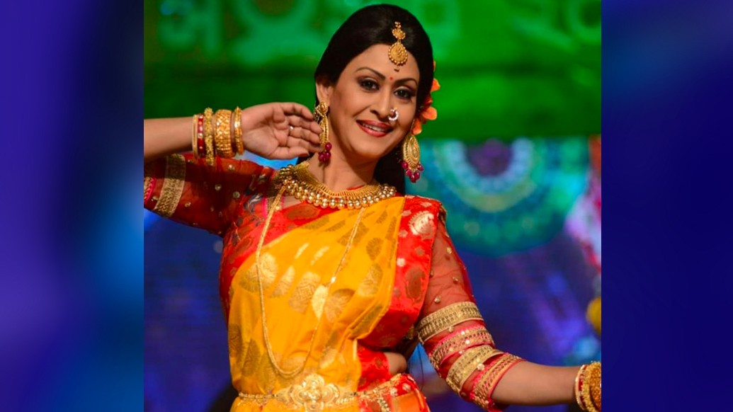 এক কালের ব্যস্ত টলি-নায়িকা এখন টিভির পর্দায় ভরা সংসার সামলান মা লক্ষ্মীর মতোই। না থাকে অন্নের অভাব, না ঘটে ঐশ্বর্যের খামতি। বাস্তবের ইন্দ্রাণী হালদার তাই ‘শ্রীময়ী’ সেজে ধরা দেন লক্ষ্মী বৌমা হয়েই।