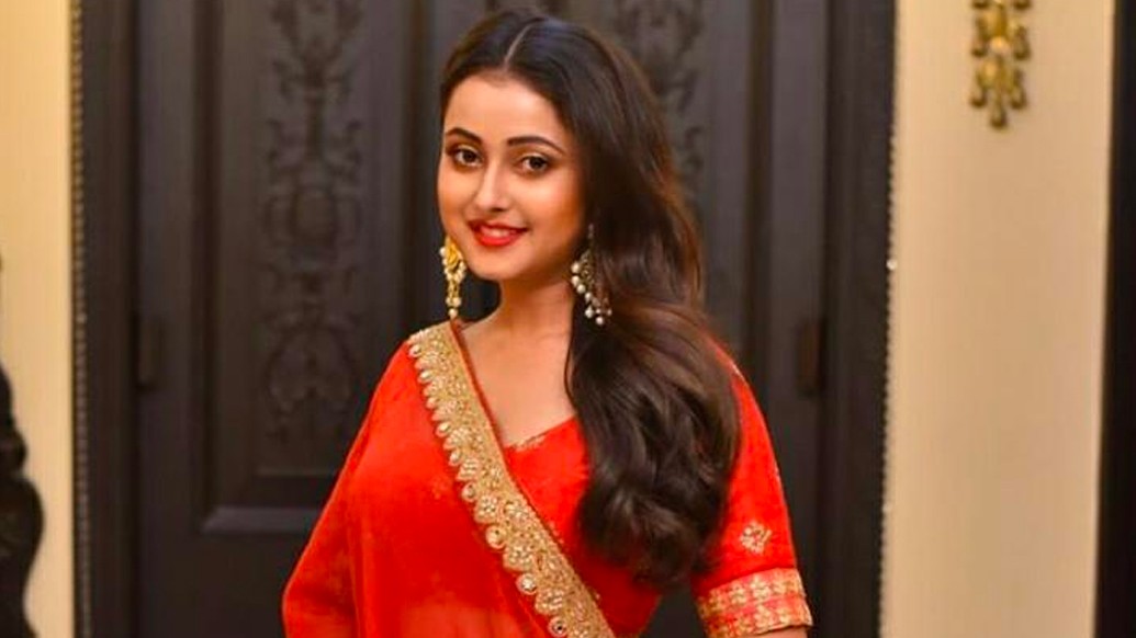 তা বলে রোজগেরে গিন্নিরা কি লক্ষ্মীমন্ত নন? এই ‘জবা’র কথাই ভাবুন না! টিভির পর্দায় বাড়ির পরিচারিকা থেকে সর্বংসহা বৌমা এবং সেখান থেকেই দুঁদে উকিল এবং বিচারপতি- সুন্দর মুখ, শাড়ি-গয়না থেকে আদালতে দৃপ্ত উপস্থিতিতে পল্লবী শর্মা সমান প্রাণবন্ত।   