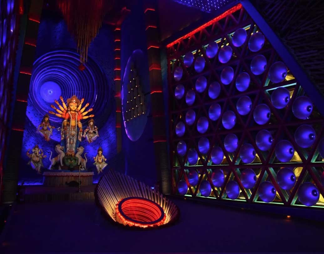 বাদামতলা আসার সঙ্ঘের পুজোতে আলো-আঁধারিতে মণ্ডপ সজ্জা নজর কেড়েছে।