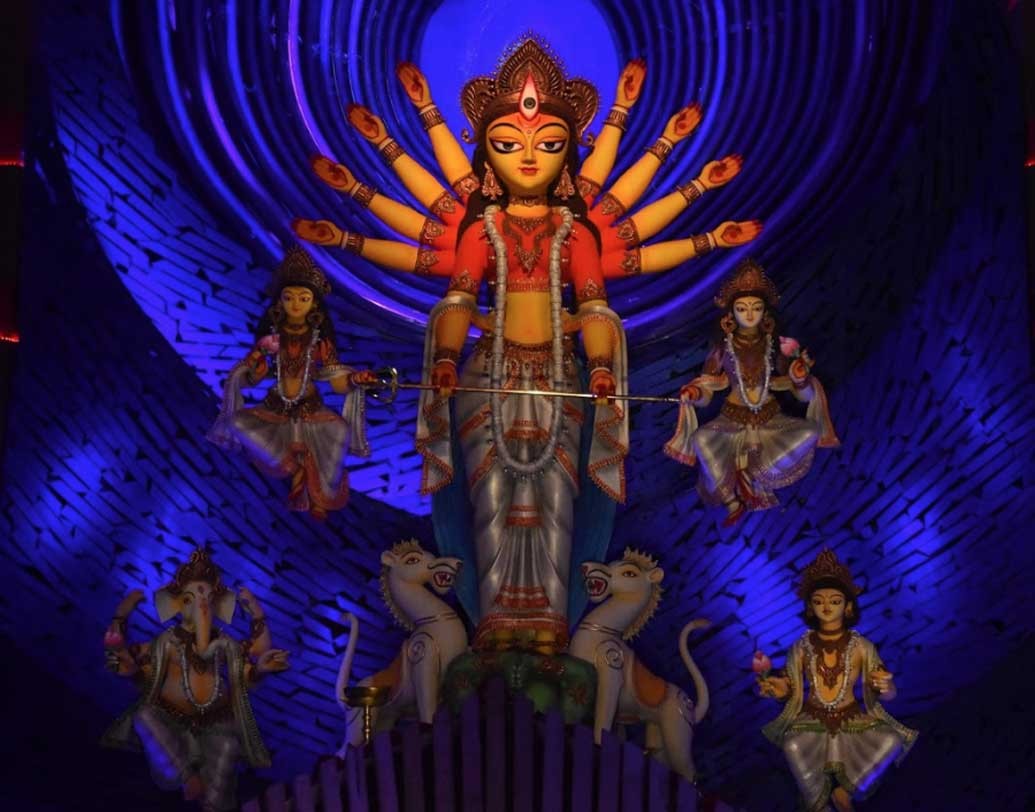 প্রতিমা দেখতে ভিড় জমতে শুরু করে দিয়েছে।