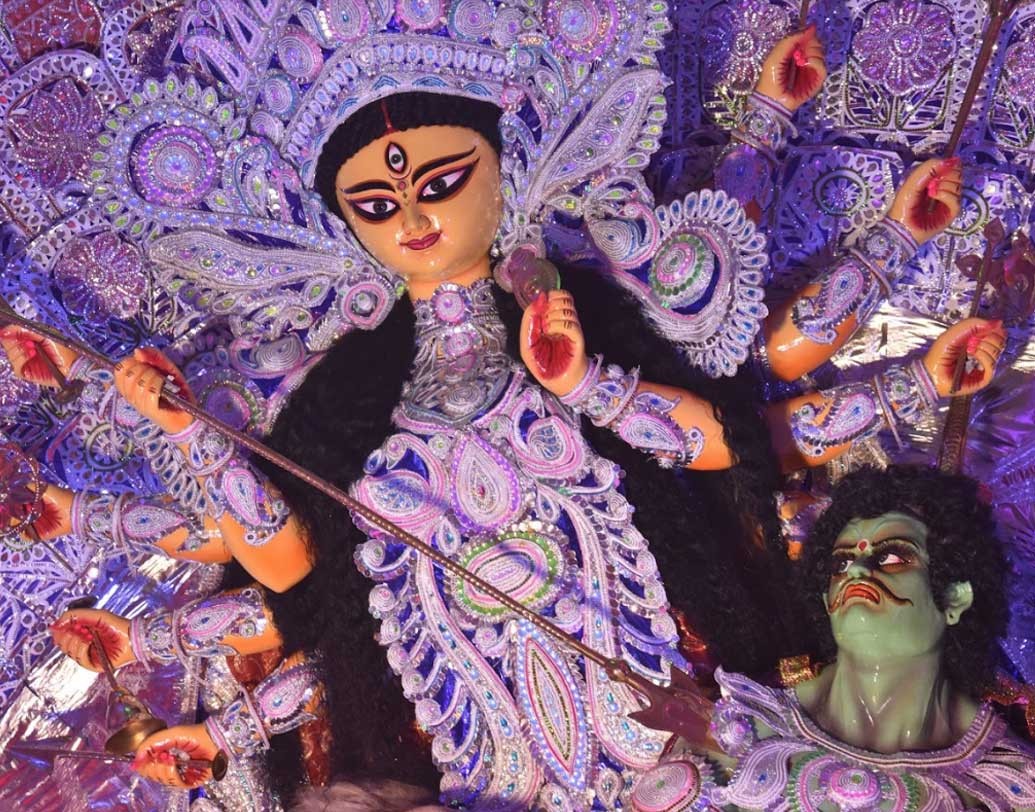 সাবেকি প্রতিমার মূর্তি দেখতে ভিড় জমছে ভবানীপুর সার্বজনীনের মণ্ডপে।