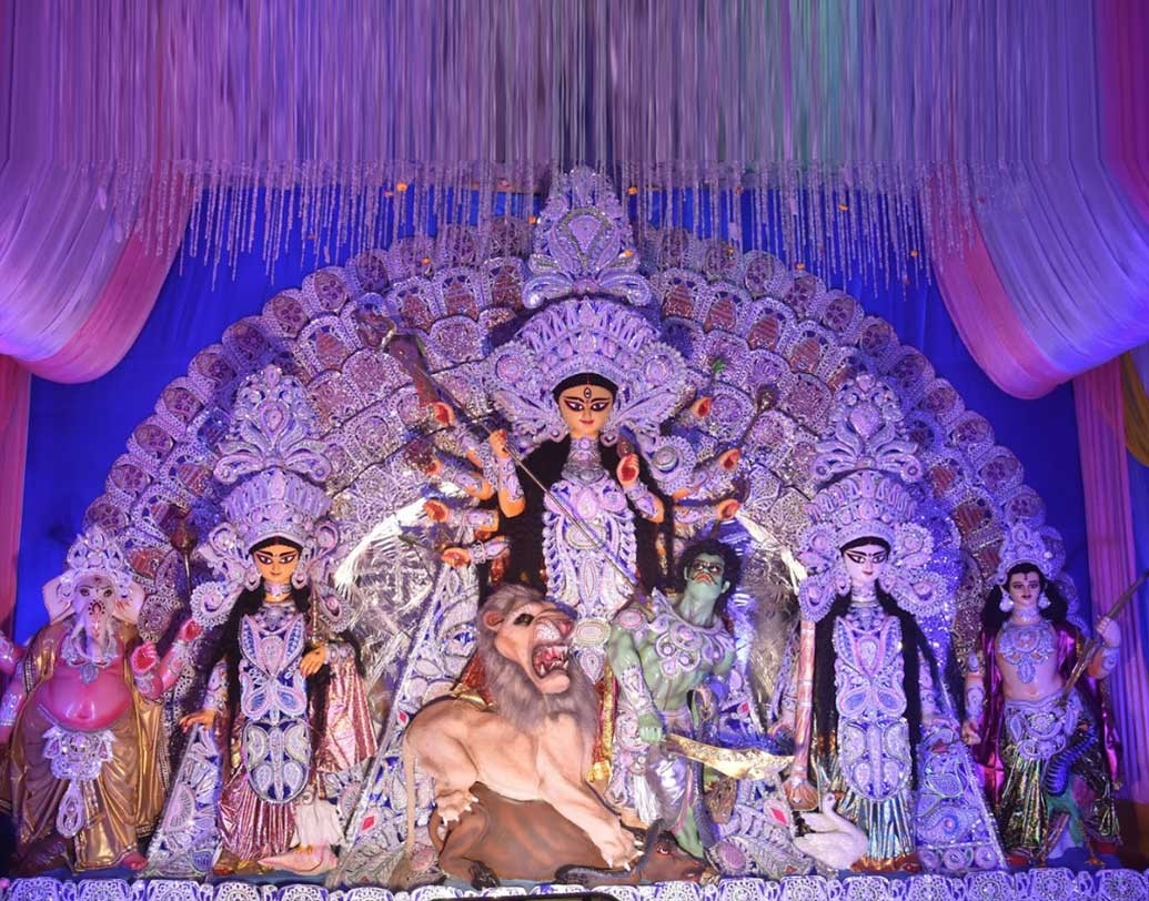 প্রতিমার মুখের স্নিগ্ধতা নজর কেড়ে নিয়েছে ভবানীপুরে।