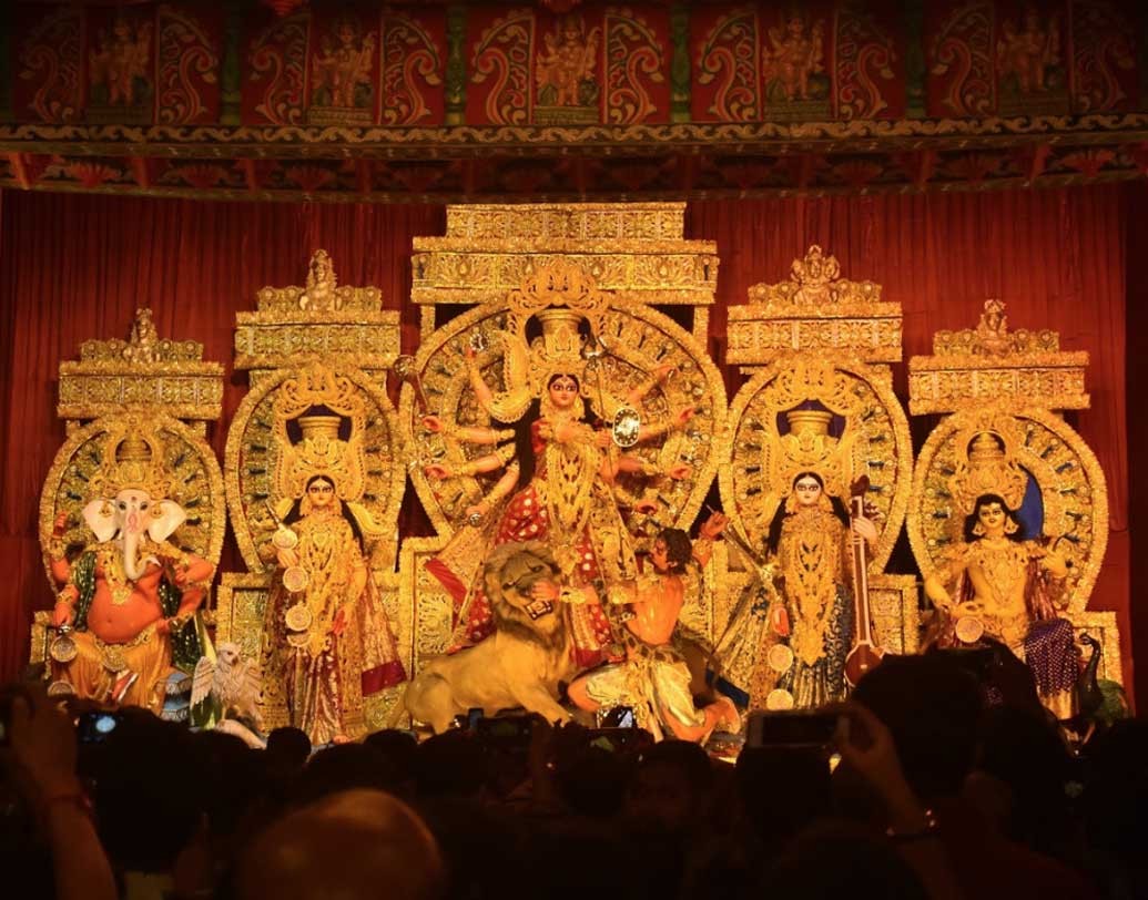 একডালিয়ার পুজোতে চোখ টানছে সাবেকি ঠাকুর।