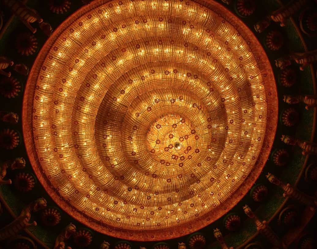 তাদের মণ্ডপে এ বারও আলো ছড়াচ্ছে বিশাল ঝাড়বাতি।