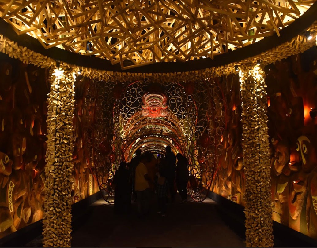 আলো-আঁধারির মাঝে হিন্দুস্থান পার্কের পুজো অন্যতম আকর্ষণ হয়ে উঠেছে দক্ষিণ কলকাতায়।