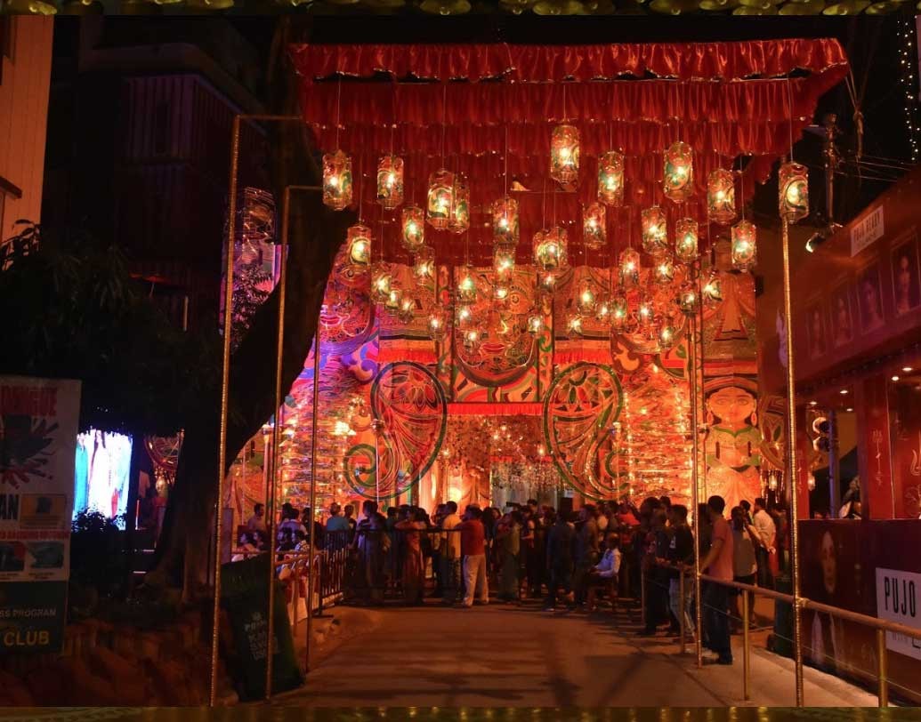 সাবেক ঠাকুর নজর কেড়েছে দর্শনার্থীদের।