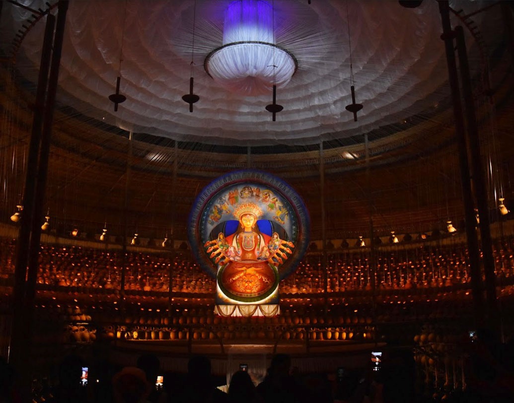 নাকতলা উদয়ন সংঘের এ বার প্রতিমার চার দিকে রেখেছে জলের আধার।