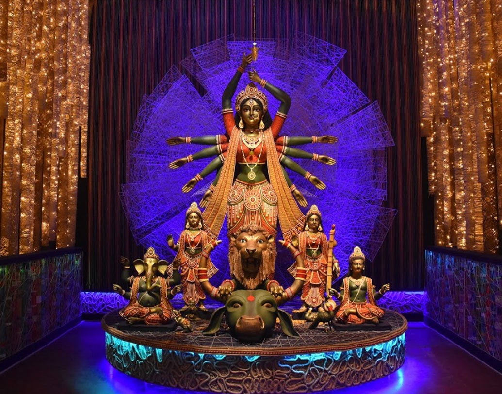 শিবমন্দিরের পুজোয় দেখা যাচ্ছে কৃষ্ণবর্ণ প্রতিমা।