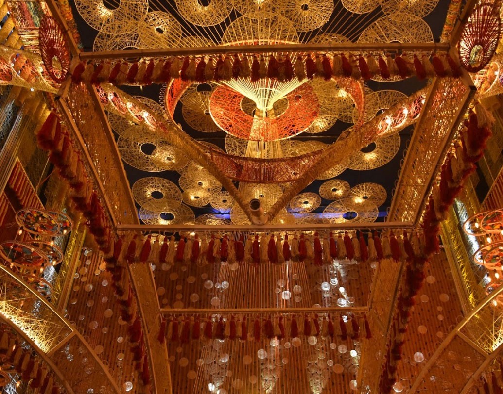 জমকালো মণ্ডপ চোখ টানছে দর্শকদের।