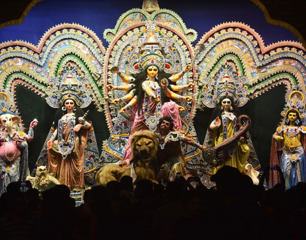 সাবেক প্রতিমা দেখতে ভিড় জমছে সিংহি পার্কের পুজোয়।