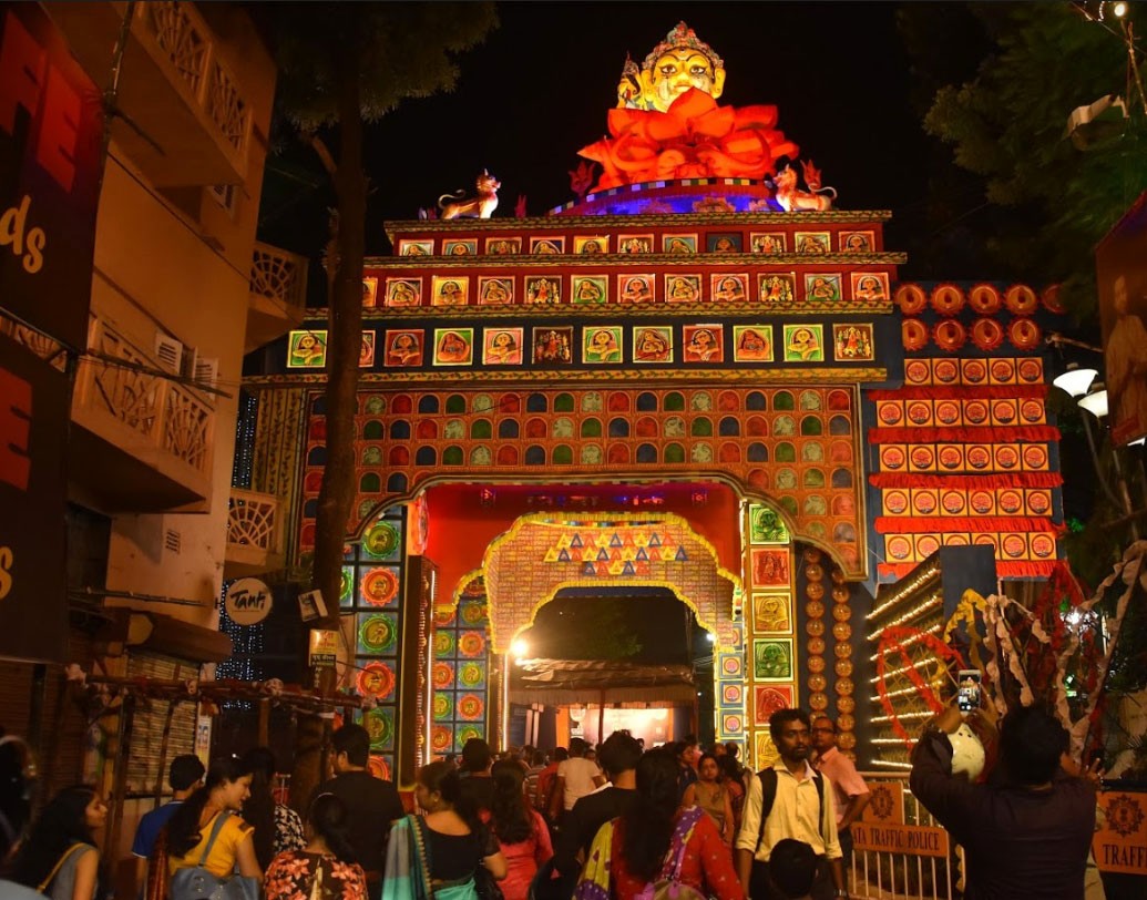 মণ্ডপসজ্জায় ব্যবহার হয়েছে বিভিন্ন আঁকা ছবি।