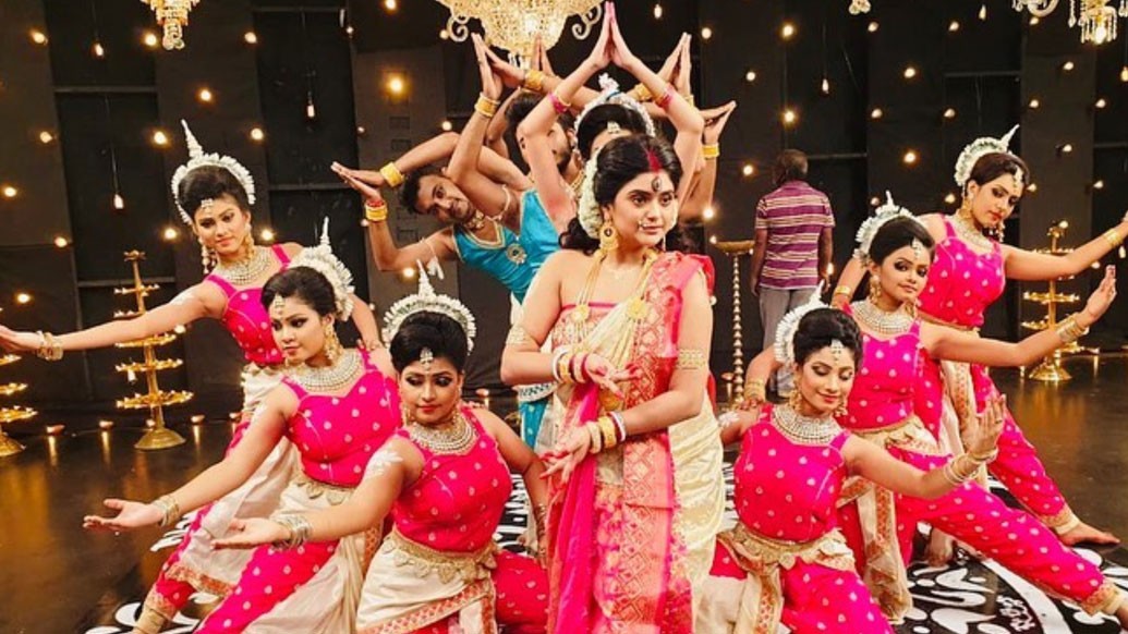 আকাশ আটে আবার দুর্গা হচ্ছেন শ্রীতমা ভট্টাচার্য। কালারস যদিও পুরনো দিয়েই কাজ সারার প্ল্যানে রয়েছে। কার্লাস বাংলা তাই মহালয়ার ভোরে ফিরে দেখবে গত বছরের ‘অশুভনাশিনী’। যেখানে মা দুর্গার ভূমিকায় টলিউড নায়িকা শ্রাবন্তী। এক ঝলকে দেখে নিন কাকে কেমন দেখতে লাগছে?