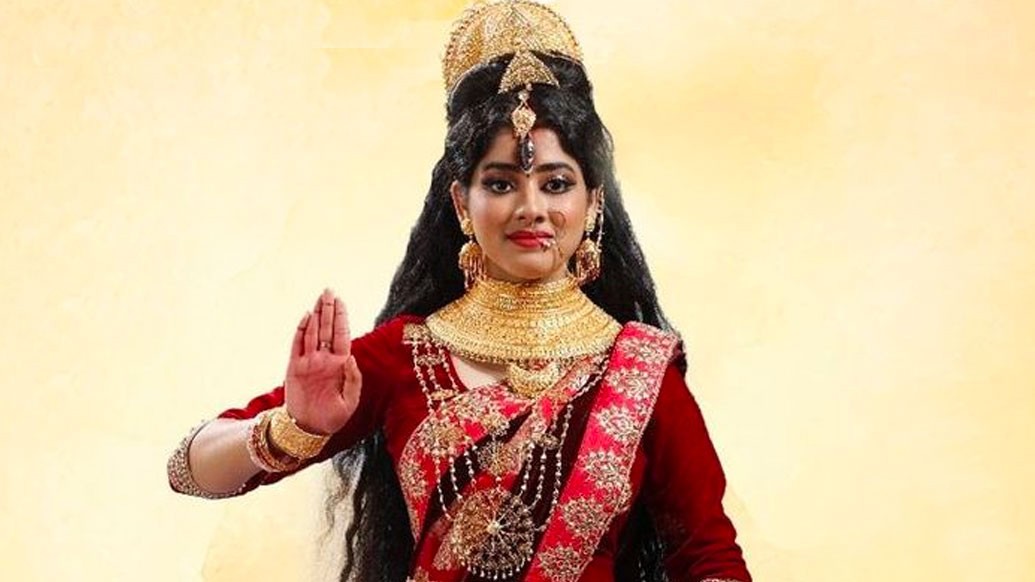 জি বাংলার মহালয়াতে দিতিপ্রিয়া রায়, মানে আপনার প্রিয় রানি মা’কে এ বার দেখা যাবে পার্বতী এবং দুর্গার ভূমিকায়। গত বছরে এই চ্যানেলে পার্বতী হয়েছিলেন শুভশ্রী। দিতিপ্রিয়ার পার্বতী এবং দুর্গা লুক ইতিমধ্যেই প্রকাশ্যে এসেছে। পার্বতী রূপে তিনি শান্ত, হাস্যমুখী। দুর্গা রূপে তাঁর পরনে লাল শাড়ি, চোখে মুখে বলিষ্ঠতা।