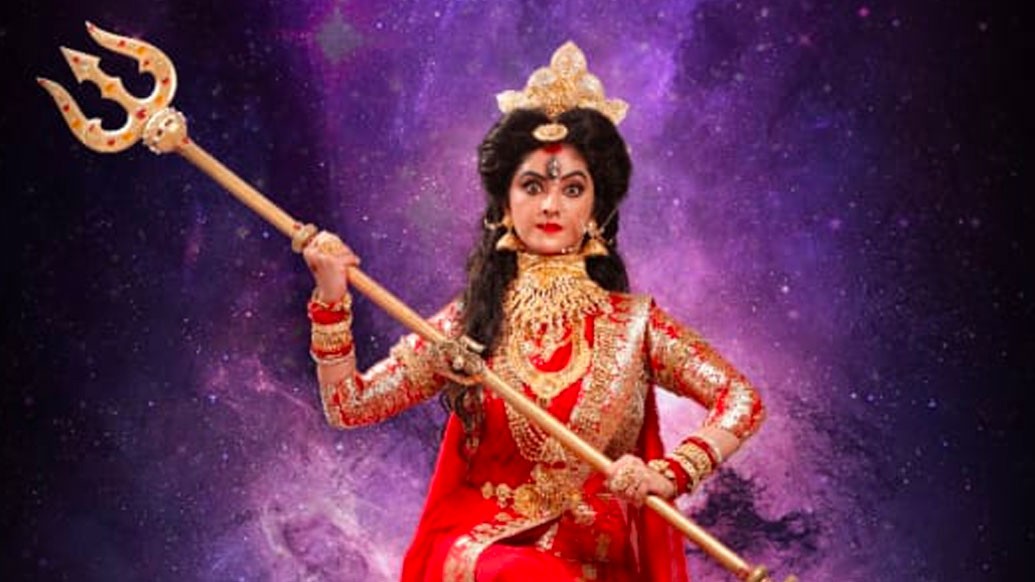 দিতিপ্রিয়া দুর্গা হলেও জি বাংলার মহিষাসুরমর্দিনী হিসেবে কিন্তু দেখা যাবে শ্বেতা ভট্টাচার্যকে। শ্বেতাকে জনপ্রিয় ধারাবাহিক ‘যমুনা ঢাকি’-তে আপনারা রোজ দেখেন মুখ্য চরিত্রে। শ্বেতা আগেও অনস্ক্রিন দুর্গা হয়েছেন। ছোট থেকেই নাচ শিখেছেন শ্বেতা। তাই এই চরিত্রে প্রথম থেকে তাঁকেই চেয়েছিলেন চ্যানেল কর্তৃপক্ষ।