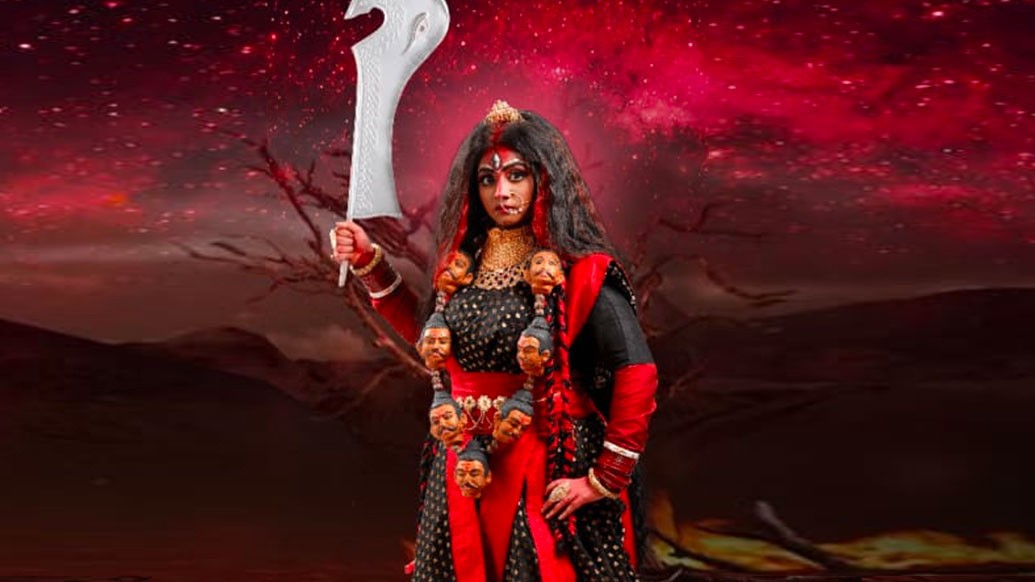 শ্যামা, অর্থাৎ তিয়াসা রায়ের লুক দেখে আপনি অবাক হতে পারেন খানিক। তিনি আসছেন রক্তদণ্ডিকা রূপে। নাম শুনেই বুঝেছেন দেবীর এই রূপ মোটেও শান্ত, স্নিগ্ধ লালিমায় ভরা নয়। রক্তদণ্ডিকা রূপে তিয়াসা ভয়ঙ্করী, অশুভ শক্তির বিনাশকারী। যার উন্মুক্ত চুলে লাল আভা, চোখ দিয়ে ঠিকরে বেরচ্ছে তেজদীপ্তি।