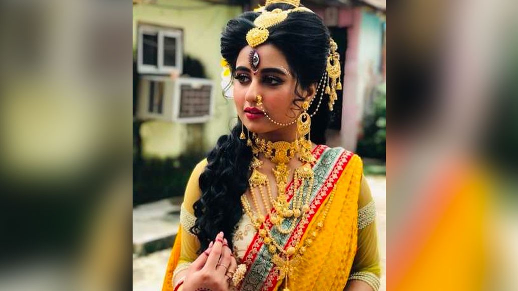 আবার, স্বস্তিকা দত্ত, মানে আপনার প্রিয় রাধিকা আবার একেবারে অন্য রূপে আসতে চলেছেন। এই মহালয়ায় তিনি ভ্রামরী। মহামারি বিনাশ করে থাকেন। গায়ে হলুদ শাড়ি। তিনি স্নিগ্ধ, তিনি লালিত্যে ভরা।