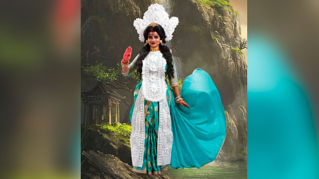 ধারাবাহিকে আপনারা তাঁকে দেখে থাকেন প্রথম মহিলা ডাক্তার কাদম্বিনী হিসেবে। কিন্তু এই মহালয়ায় জি-কর্তৃপক্ষ অভিনেত্রী উষসী রায়কে সাজিয়েছেন ডাকের সাজে। সঙ্গে সমুদ্র নীল শাড়ি।