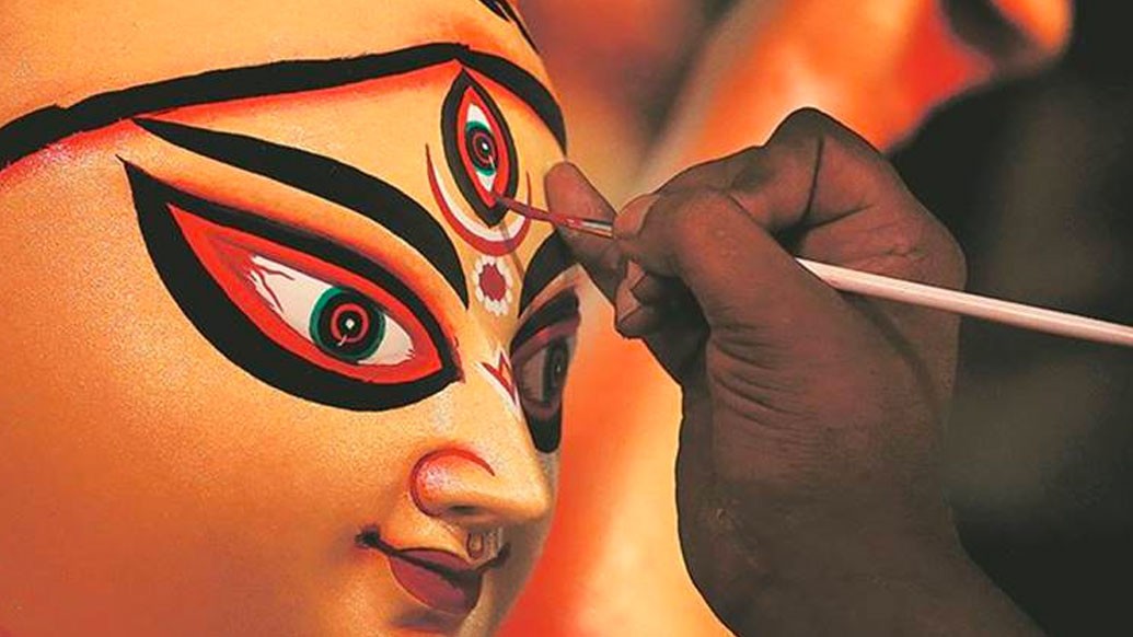 হাড্ডাহাড্ডি লড়াইয়ে শেষ হাসি হাসবে কে? আর মাত্র কয়েক ঘণ্টা। দেবীপক্ষের সুচনা হল বলে...