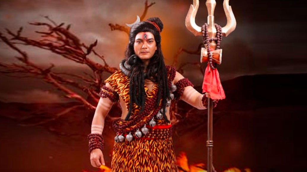 মা দুর্গার কথা তো হল, তাঁর সর্ব ক্ষণের সঙ্গীর কথাই বা বাদ যাবে কেন? হচ্ছে মহাদেবের কথা। দুর্গা পরিবর্তন করলেও জি বাংলায় শিব কিন্তু তিন বছর ধরে একই। এ বারেও ওই চ্যানেলে শিব হচ্ছেন অভিষেক বসু। যিনি দর্শকদের প্রিয় ‘নেতাজি’ ছিলেন কিছু দিন আগেও। অভিষেক বলছিলেন, “গত বছর শুভশ্রী ‘পার্বতী’ হয়েছিলেন। গা শিরশিরানি ছিল। এ বছর আবার প্রথম বছরের মতো দিতিপ্রিয়া রায়। আমার কমফোর্ট জোন।”