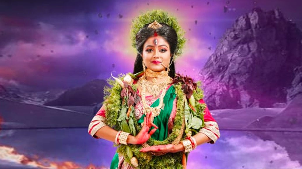 আগেই বলা হয়েছে, জি বাংলার মহালয়াতে এ বারে মা দুর্গা বিভিন্ন রূপে আসতে চলেছেন দর্শকদের কাছে। আর এই রূপেরই এক রূপ দেবী শাকম্বরী, এবং অন্য রূপ দেবী কৌশিকি। আর এই দুই রূপেই দেখা যাবে ‘ফিরকি’-র সম্প্রীতি পোদ্দারকে। শাকম্বরী রূপে তাঁর পরনে সবুজ শাড়ি। আর কৌশিকী রূপে তিনি সেজেছেন লাল পাড় সাদা শাড়িতে।