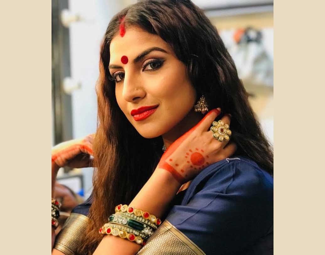 বরের চরিত্র করছেন রাজদীপ গুপ্ত। যৌনতা নিয়ে কোনও ঢাকগুড়গুড় দেখা যাচ্ছে না এই ওয়েবসিরিজে। বরং বেশ দাপটের সঙ্গে বেডরুমের সত্যিগুলো তুলে ধরা হয়েছে এখানে। সাহসী তো বটেই!