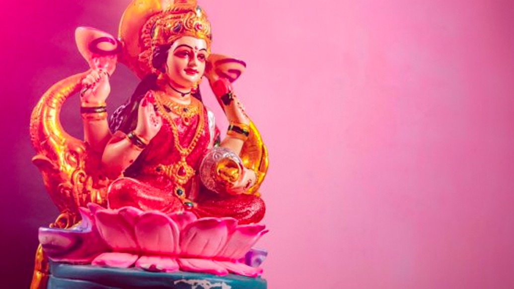 পুরাণে বলা হয়েছে, এক সময় দুর্বাসা মুনির অভিশাপে সৌভাগ্যের দেবী লক্ষ্মী গৃহছাড়া হন, শ্রীহীন হয়ে পড়ে স্বর্গলোক। দেবতারা অশুভ শক্তি অসুরের সঙ্গে যুদ্ধ করে সমুদ্রমন্থনে আবার ফিরে পান লক্ষ্মীকে। সেই দিনটিই ছিল ধনতেরাসের দিন। তখন থেকেই দেবী লক্ষ্মীর উদ্দেশ্যে সূচনা করা হয় দীপাবলি উৎসব।