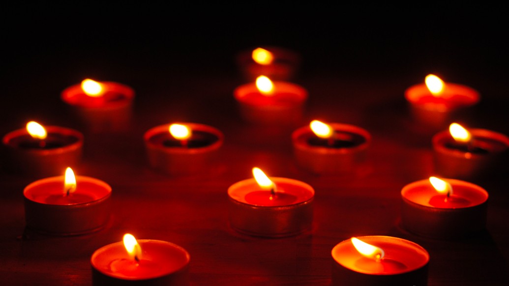 ধনতেরাসের পরে এবং দীপাবলির আগের দিন হল নরক চতুর্দশী বা ভূত চতুর্দশী। এই দিন বাড়িতে বিভিন্ন স্থানে মোট চোদ্দোটি প্রদীপ জ্বালিয়ে রাখতে হয়। সেই সঙ্গে চোদ্দো রকমের শাক খাওয়ার প্রচলনও রয়েছে। এই দিনটিকে অনেকেই ছোটি দিওয়ালি বলে অভিহিত করেন।