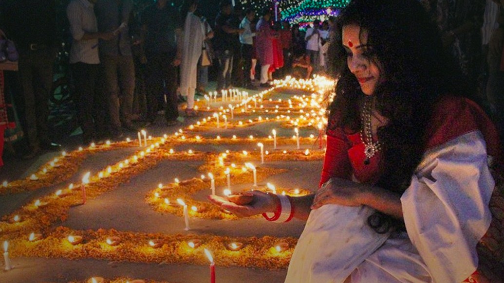 দীপাবলির রাতে প্রদীপ জ্বালিয়ে শুভ শক্তির আরাধনা করা হয়। পরিবারের সমৃদ্ধি কামনায় যে যাঁর সাধ্য মতো ধাতু বা গয়না কেনেন। এই উপলক্ষে সোনার দোকানেও মেলে বিশেষ ছাড়। বেশ কিছু বছর ধরে বাঙালিদের মধ্যেও ধনতেরাস পালনের চল শুরু হয়েছে। তাঁরাও প্রদীপ জ্বালিয়ে ধনদেবীর পুজোয় মাতেন।