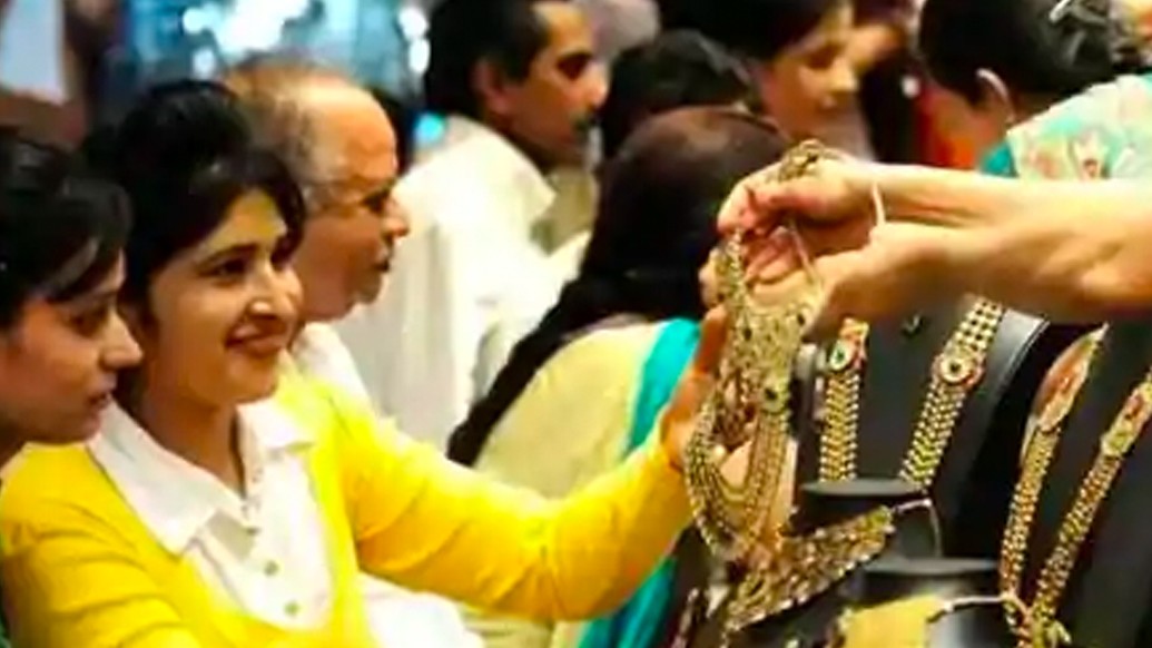 দেশ জুড়ে ভরে ওঠে আলোর রোশনাই। পরিবারের সকলে মঙ্গল, সুখ-সমৃদ্ধি ও ধনসম্পদ লাভের আশায় ধনদেবতা কুবেরের আরাধনা করেন। এই দিনে কিছু না কিছু মূল্যবান ধাতু বা সোনা, বাসনপত্র এবং নতুন পোশাক কিনে থাকেন প্রত্যেকেই।