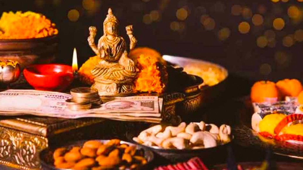 ধনতেরাসকে ঘিরে রয়েছে অজস্র পৌরাণিক কাহিনী। শোনা যায়, রাজা হিমের ষোল বছর বয়সী পুত্রের জীবনে একটি অভিশাপ ছিল- বিয়ের চার দিনের মাথায় সর্প দংশনে তাঁর অকালমৃত্যু ঘটবে। ওই অভিশপ্ত রাতে তাই নববধূ স্বামীকে ঘুমোতে দেননি। নানা রকম কৌশলে তাঁকে জাগিয়ে রাখেন।