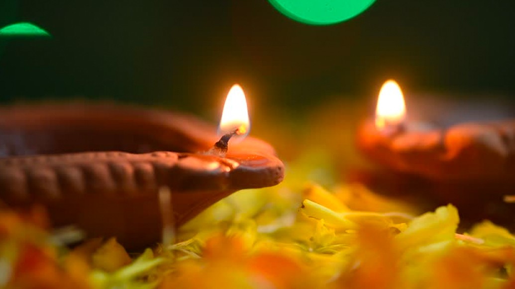 শোওয়ার ঘরের বাইরে প্রচুর ধন সম্পদ, সোনা-রুপোর গয়না, বাসন সাজিয়ে রাখেন নবপরিণীতা। ঘরেও সর্বত্র প্রদীপ জ্বালিয়ে দেন। যাতে সাপ কোনও ভাবেই তাঁদের ঘরে ঢুকতে না পারে। স্বামীকে জাগিয়ে রাখতে সারারাত গল্প আর গানও শোনান তিনি।