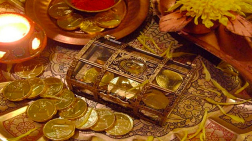 এ ভাবেই বুদ্ধিবলে নববধূ স্বামীর প্রাণ রক্ষা করেন। এবং পরের দিন সেই আনন্দে সোনা-রুপো এবং আরও বিভিন্ন ধাতু কিনে ধনতেরাস উৎসব পালন করা শুরু হয় রাজপরিবারে।