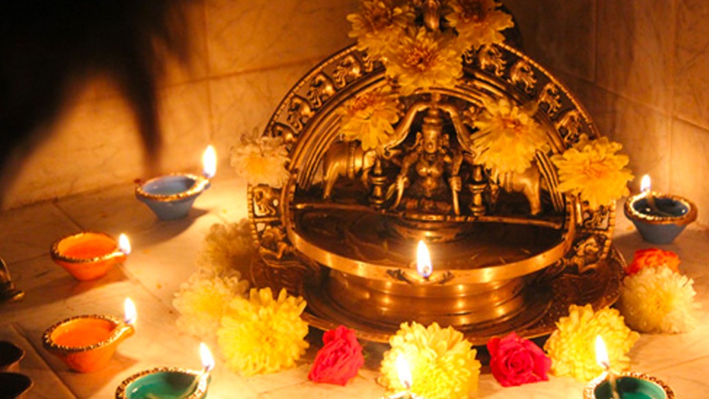 এই দিন অনেকেই লক্ষ্মী দেবীর আরাধনা করেন। মা লক্ষ্মী যেহেতু ধন-সম্পদ নিয়ে আসেন গৃহস্থের ঘরে, তাই তাঁকেও পুজো করা হয়। ব্যবসায়ীদের জন্য এই দিনটি খুবই গুরুত্বপূর্ণ। দীপাবলির দু’দিন আগে লক্ষ্মীদেবীর পুজো করা নিয়েও রয়েছে একটি পৌরাণিক গল্প।