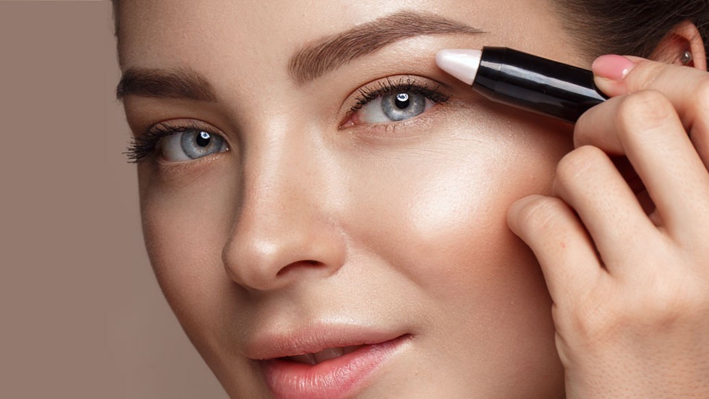 মেকআপ আর্টিস্টদের মত, সাদা বা হালকা আইশ্যাডো ব্যবহার করুন। আইশ্যাডোর রং যত হালকা হবে, চোখ দেখতে তত বড় লাগবে।