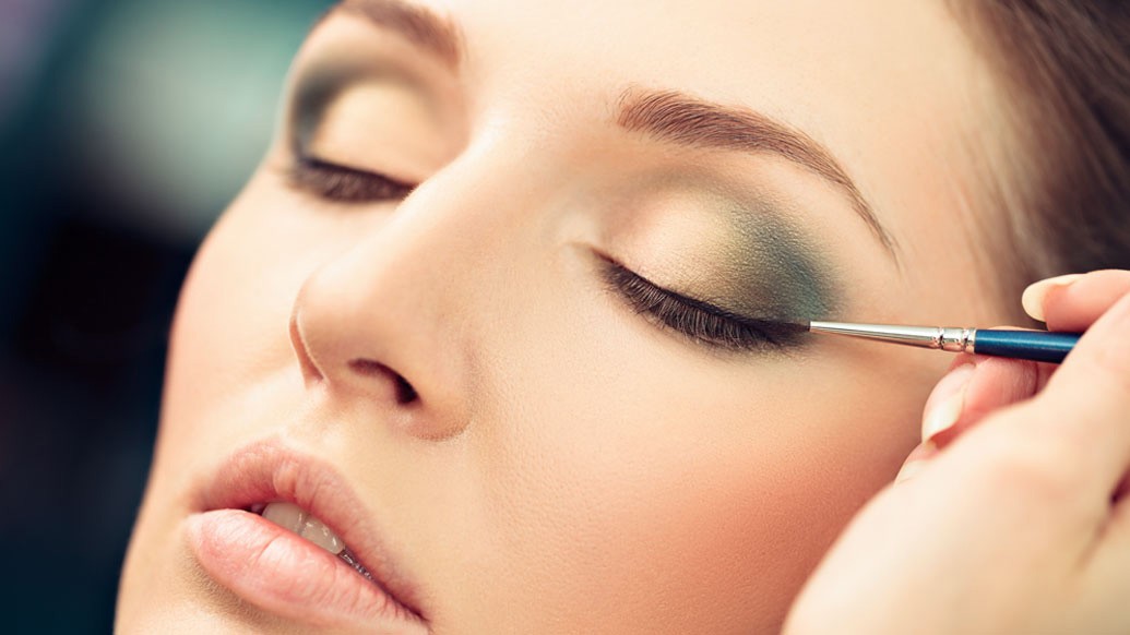 বাইরের দিকে গাঢ় রঙের আইশ্যাডো লাগালেও চোখের ভিতরের কোলে হালকা আইশ্যাডো লাগান। সাদা, সিলভার, গোল্ডেন বা ব্রোঞ্জ আইশ্যাডো ব্যবহার করুন।