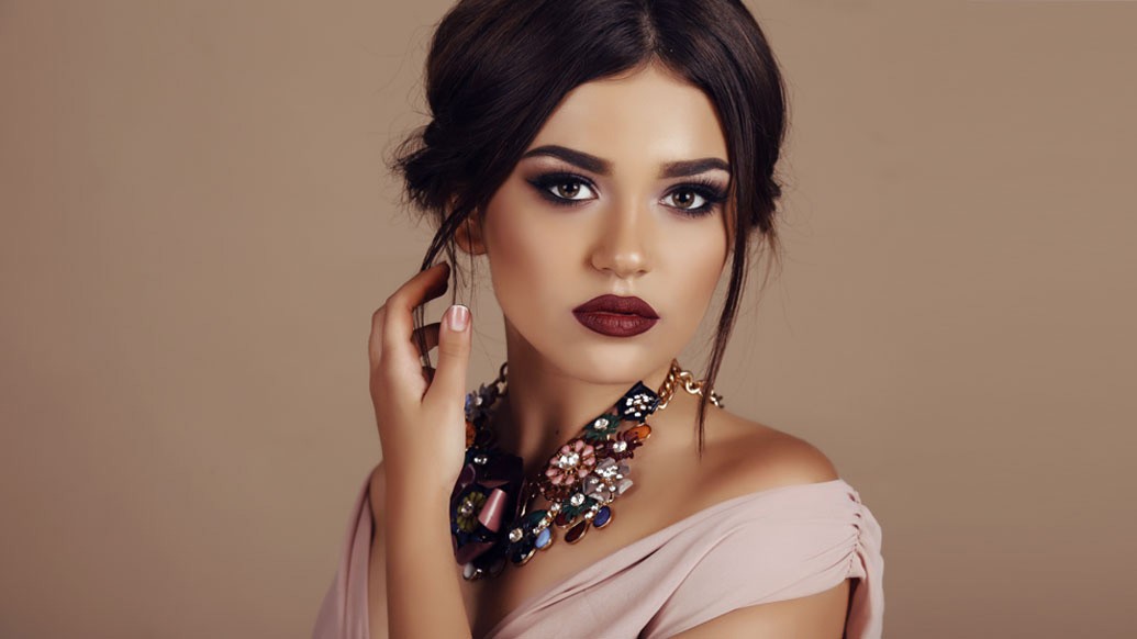 সুন্দর চেহারার সবচেয়ে বড় রহস্য লুকিয়ে থাকে চোখে। ঘন, কালো চোখের জাদুতে মজেছেন সকলেই। সাজার সময় সকলেই চান চোখ যেন দেখতে বড়, সুন্দর লাগে। আর নিউ নরম্যাল দুর্গাপুজোতে চোখের মেকআপে থাকছে বেশি গুরুত্ব।