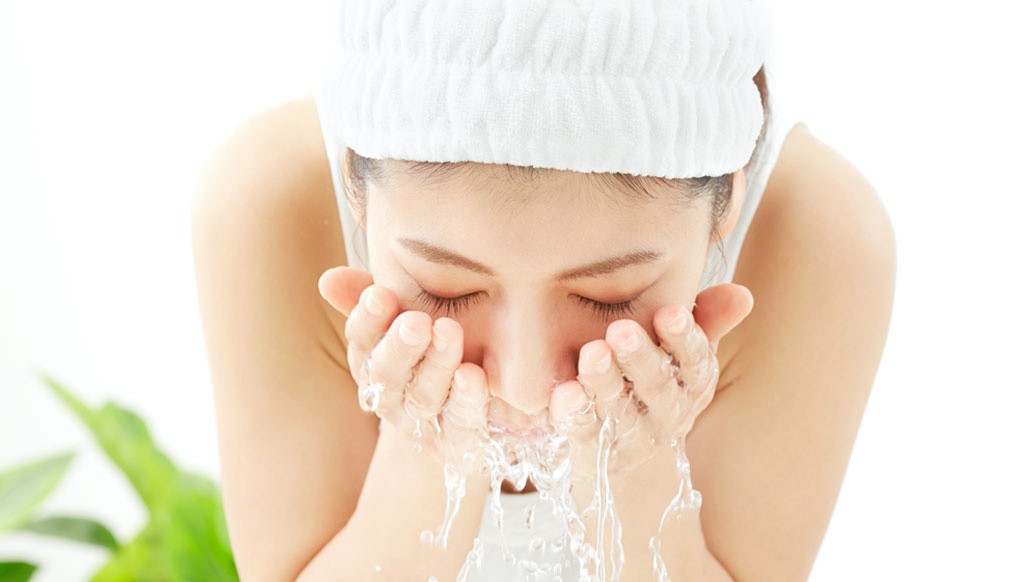 চোখ মেকআপের আগে ভাল করে সাবান দিয়ে ধুয়ে নেবেন, যাতে কোনওরকম সংক্রমণের আশঙ্কা না থাকে।