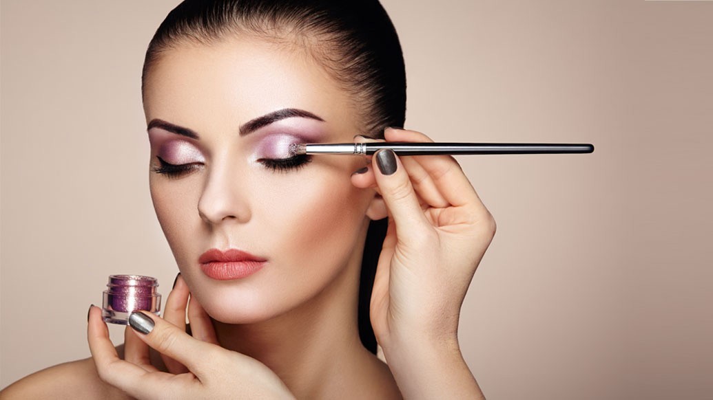 চোখের নীচে ডার্ক সার্কল থাকলে চলবে না। চোখ ড্রামাটাইজ করতে উপরে ও নীচে আলাদা রঙের আই পেনসিল ব্যবহার করতে পারেন।