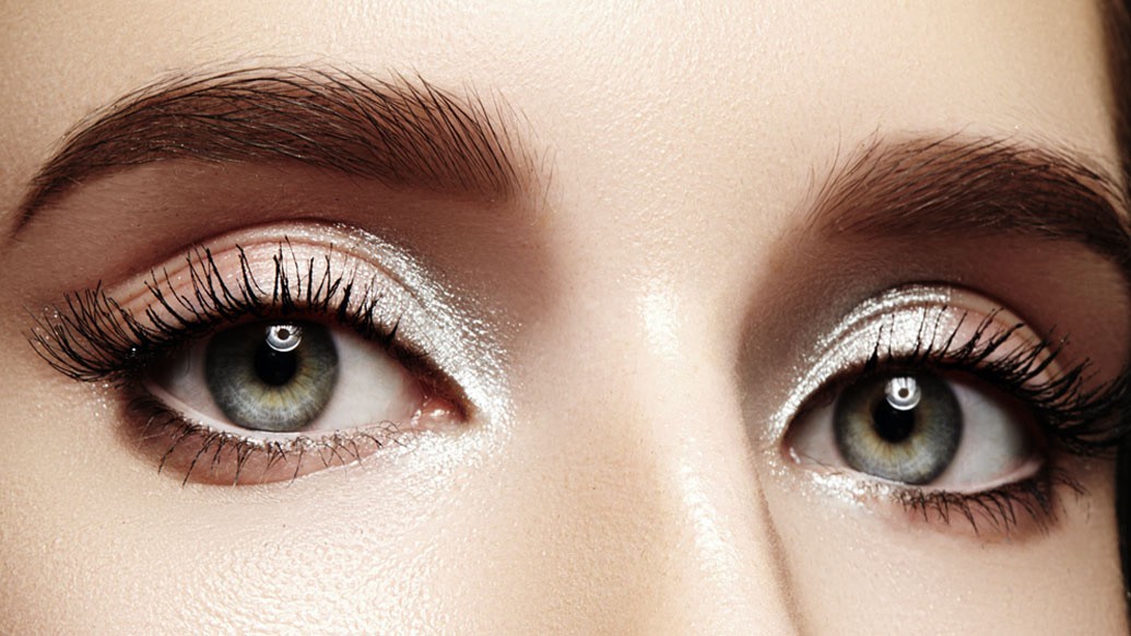 চোখের তলায় গোল্ড আইশ্যাডো লাগালে চোখ বড় দেখায়। একাধিক টানে অর্থাৎ মাল্টিপল স্ট্রোকসে ভুরু আঁকুন, সুন্দর দেখাবে।