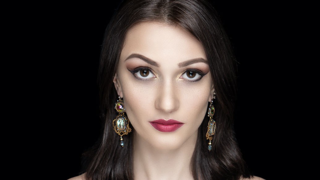 চোখ সুন্দর দেখাতে নীচের পাতায় মোটা কাজলের উপর আইল্যাশের ভিতর দিয়ে নুড আই পেনসিল দিয়ে লাইন করুন। এতে চোখে ভরাট ভাব আসবে।