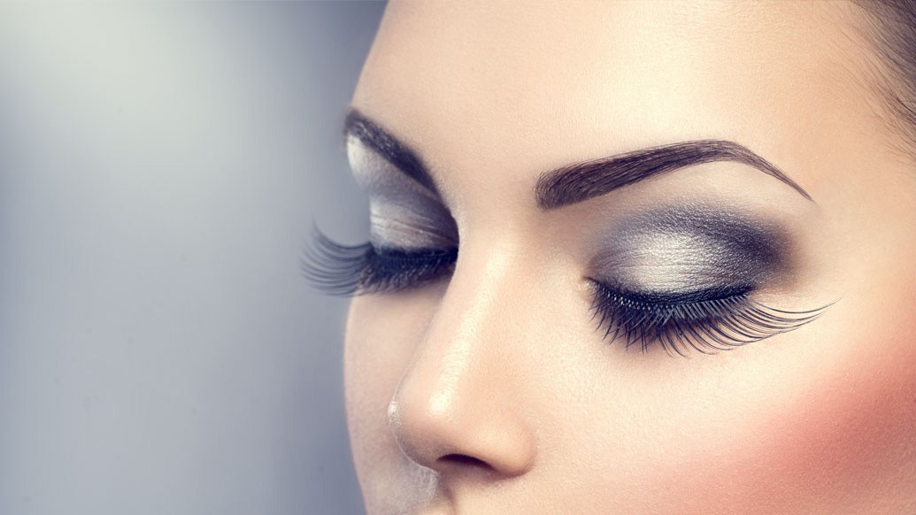 চোখ বড় দেখাতে ঘন মেক আপ করলে তার উপর এবড়ো খেবড়ো ভুরু দেখতে খুবই খারাপ লাগবে। আবার ঘন কালো, গভীর চোখের উপর সুন্দর আঁকা ভুরু সৌন্দর্য বাড়িয়ে দেবে।