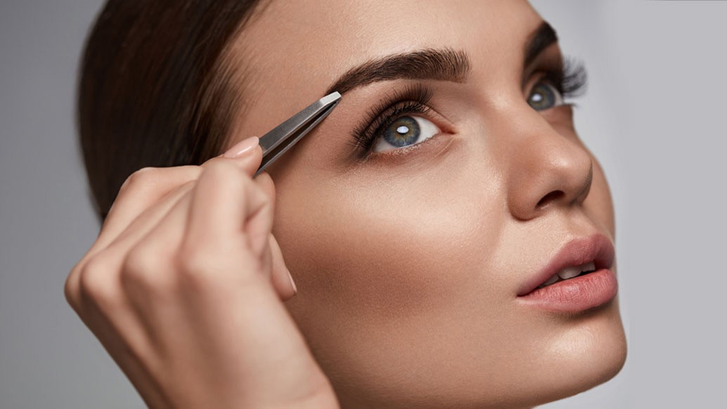 পার্লারে গিয়ে ভুরু প্লাক না করতে চাইলে ট্রিমারেও ট্রিম করতে পারেন। আই ব্রো ট্রিমার মিলবে অনলাইনেই। শুধু সাবধানে ব্যবহার করতে হবে।